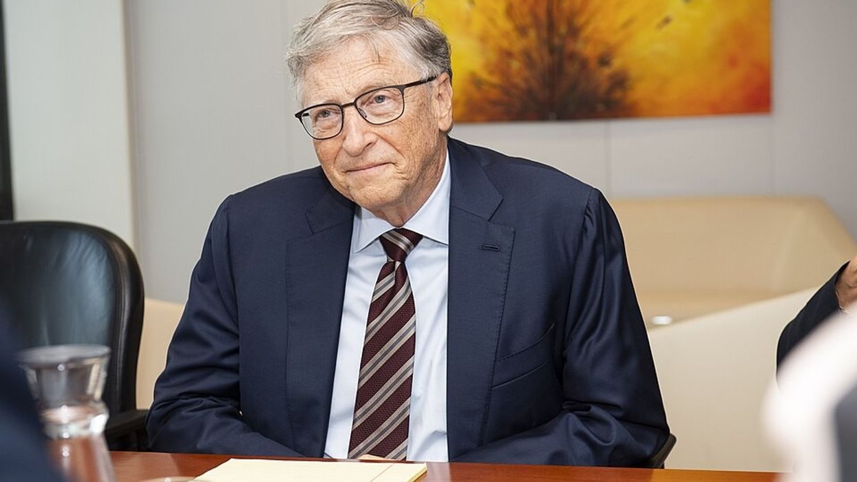 Bill Gates, parenting tips, smartphone age, screen time, kids technology, phone rules, tech mogul, digital parenting, teen health, smartphone ban, family rules, Apple products, Steve Jobs rivalry, childhood tech, screen limits, device-free, parenting advice, smartphone study, tech boundaries, youth mental health