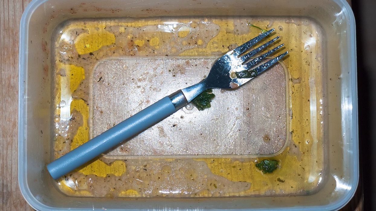 plastic containers, cleaning hack, grandma tip, TikTok hacks, kitchen cleaning, stain removal, dish soap trick, food stains, container cleaning, home hacks, cleaning tips, viral TikTok, kitchen tips, household tricks, plastic stain fix, simple cleaning, kitchen organization, cleaning shortcut, home cleaning, viral hack