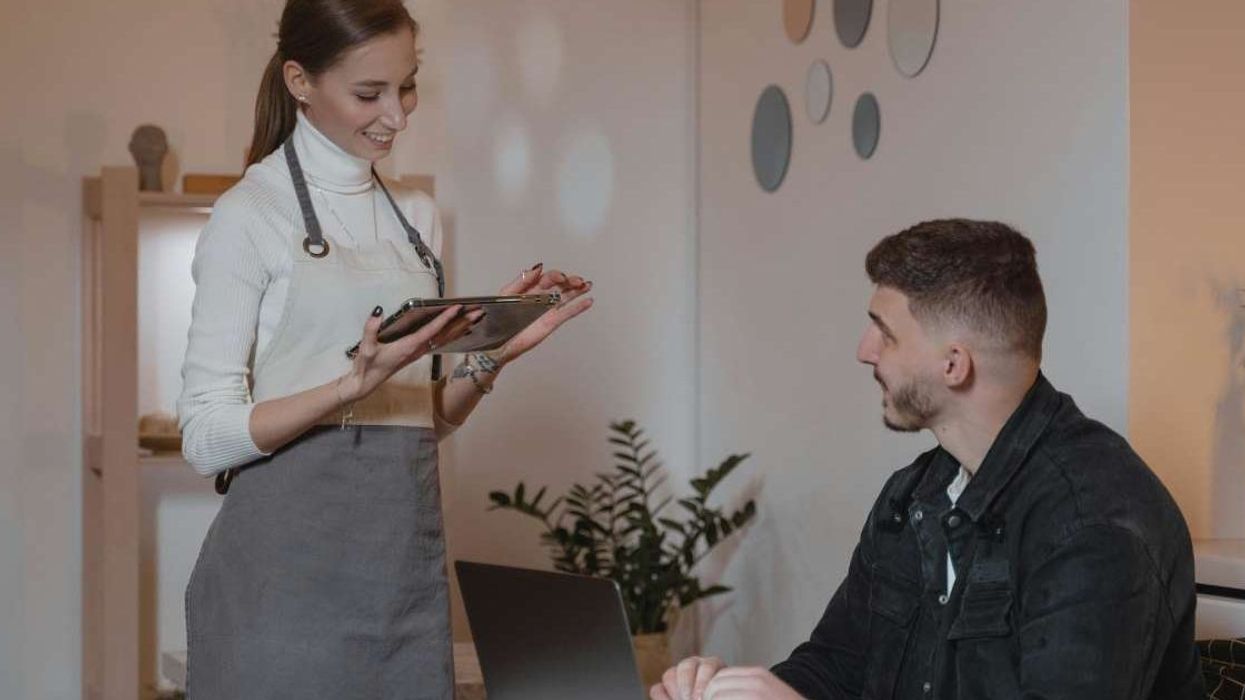 Server ingeniously settles score with customer who tipped fake $100 bill to impress his date